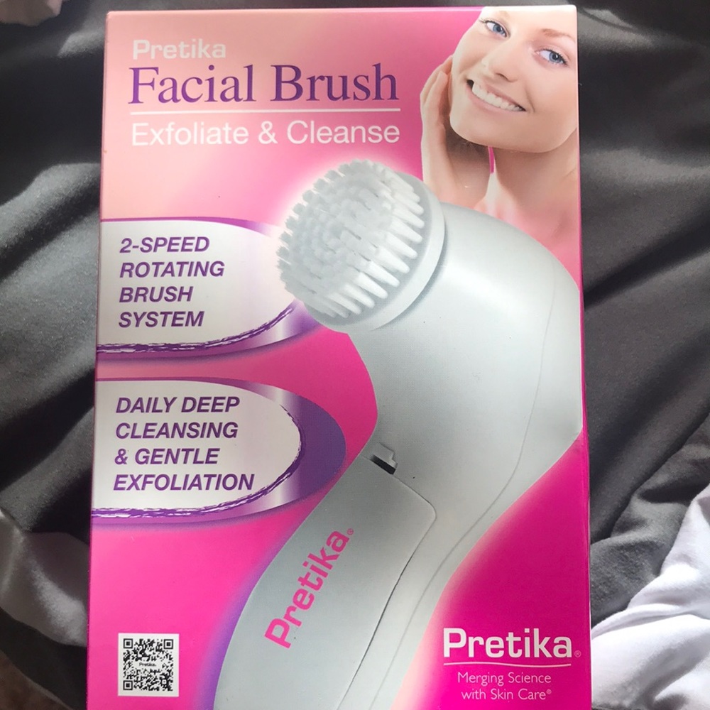 Pertinacity facial brush, never opened.